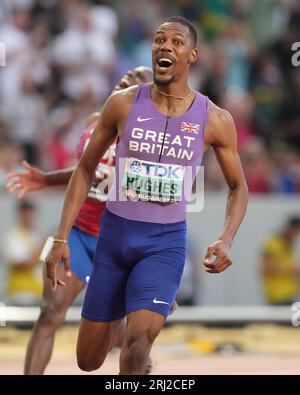 Le Britannique Zharnel Hughes célèbre sa victoire après avoir remporté la médaille de bronze dans la finale du 100m masculin le deuxième jour des Championnats du monde d'athlétisme au Centre national d'athlétisme de Budapest, en Hongrie. Date de la photo : dimanche 20 août 2023. Banque D'Images