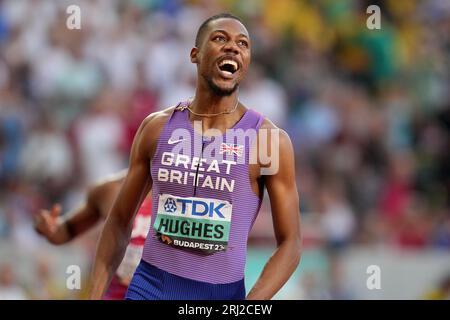 Le Britannique Zharnel Hughes célèbre sa victoire après avoir remporté la médaille de bronze dans la finale du 100m masculin le deuxième jour des Championnats du monde d'athlétisme au Centre national d'athlétisme de Budapest, en Hongrie. Date de la photo : dimanche 20 août 2023. Banque D'Images