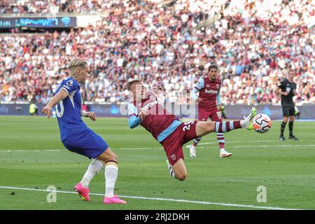 Londres, Royaume-Uni. 20 août 2023. Jarrod Bowen #20 de West Ham United bloque un croisement de Mykhaylo Mudryk #10 de Chelsea lors du match de Premier League West Ham United vs Chelsea au London Stadium, Londres, Royaume-Uni, le 20 août 2023 (photo de Mark Cosgrove/News Images) à Londres, Royaume-Uni le 8/20/2023. (Photo de Mark Cosgrove/News Images/Sipa USA) crédit : SIPA USA/Alamy Live News Banque D'Images