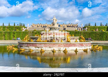 VERSAILLES, FRANCE - 15 AVRIL 2023 : Fontaine de Latona dans les jardins de Versailles, Château de Versailles près de Paris, France. Banque D'Images