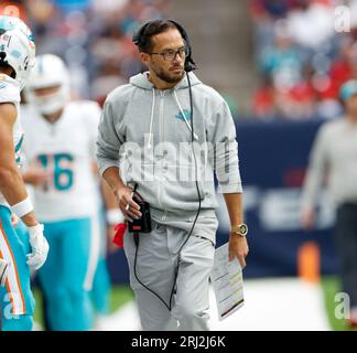 19 août 2023 : Mike McDaniel, entraîneur-chef des Dolphins de Miami, lors d'un match de pré-saison entre les Texans et les Dolphins Jaguars le 19 août 2023 à Houston. (Image de crédit : © Scott Coleman/ZUMA Press Wire) USAGE ÉDITORIAL SEULEMENT! Non destiné à UN USAGE commercial ! Banque D'Images