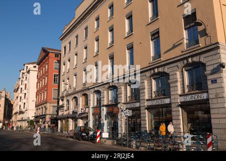 Lyon, France - 25 janvier 2022 : vue sur la rue et les bâtiments à Lyon, Rhône-Alpes, France. Banque D'Images