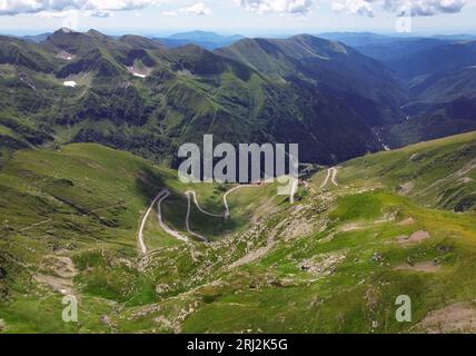 Route en épingle à cheveux sur le côté sud du col de Transfagaras en Roumanie Banque D'Images