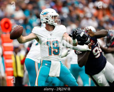 19 août 2023 : Skylar Thompson (19 ans), quarterback des Dolphins de Miami, retombe pour passer lors d'un match de pré-saison de la NFL entre les Texans et les Jaguars des Dolphins le 19 août 2023 à Houston. (Image de crédit : © Scott Coleman/ZUMA Press Wire) USAGE ÉDITORIAL SEULEMENT! Non destiné à UN USAGE commercial ! Banque D'Images