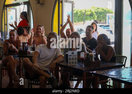 Ibiza, Espagne. 20 août 2023. Les supporters anglais font du geste et applaudissent lors de la finale de football féminin entre l'Espagne et l'Angleterre. Les touristes anglais de l'île espagnole d'Ibiza se sont rassemblés dans différents bars de la région de San Antonio pour profiter de la finale de la coupe du monde féminine qui s'est tenue en Nouvelle-Zélande, que l'Espagne a remporté 1-0 contre l'Angleterre. (Photo de David Canales/SOPA Images/Sipa USA) crédit : SIPA USA/Alamy Live News Banque D'Images