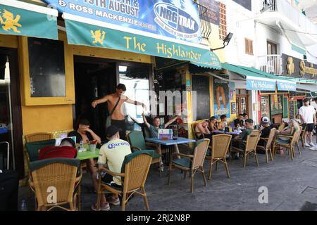 Ibiza, Espagne. 20 août 2023. Les supporters écossais lèvent les bras avant d'assister à la finale de la coupe du monde féminine entre l'Espagne et l'Angleterre. Ils soutiennent l'équipe espagnole. Les touristes anglais de l'île espagnole d'Ibiza se sont rassemblés dans différents bars de la région de San Antonio pour profiter de la finale de la coupe du monde féminine qui s'est tenue en Nouvelle-Zélande, que l'Espagne a remporté 1-0 contre l'Angleterre. (Photo de David Canales/SOPA Images/Sipa USA) crédit : SIPA USA/Alamy Live News Banque D'Images