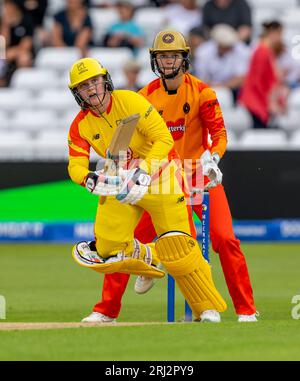 Bryony Smith au bâton pour les Trent Rockets regardé par la gardienne Amy Jones de Birmingham Phoenix dans The Hundred Banque D'Images