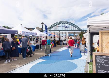 The Quayside Sunday Market montrant Tyne Bridge, Newcastle upon Tyne, Tyne and Wear, Angleterre, Royaume-Uni Banque D'Images