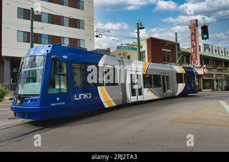 Transports publics à Tucson AZ avec emballage publicitaire coloré couvrant les côtés et le dos. Banque D'Images