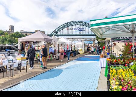 The Quayside Sunday Market montrant Tyne Bridge, Newcastle upon Tyne, Tyne and Wear, Angleterre, Royaume-Uni Banque D'Images