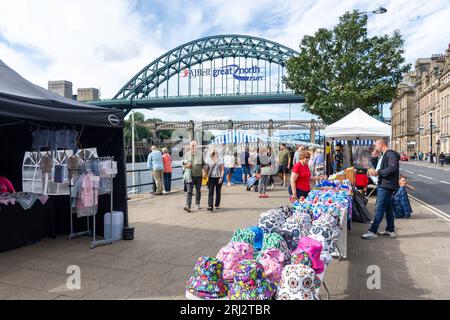 The Quayside Sunday Market montrant Tyne Bridge, Quayside, Newcastle upon Tyne, Tyne and Wear, Angleterre, Royaume-Uni Banque D'Images