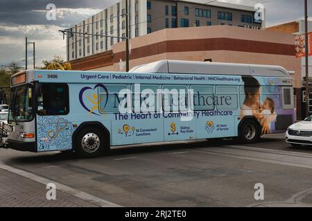 Transports publics à Tucson AZ avec emballage publicitaire coloré couvrant les côtés et le dos. Banque D'Images