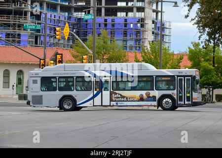 Transports publics à Tucson AZ avec emballage publicitaire coloré couvrant les côtés et le dos. Banque D'Images