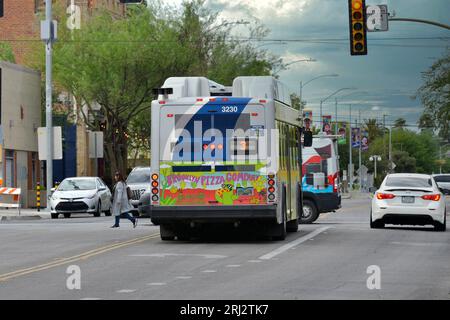 Transports publics à Tucson AZ avec emballage publicitaire coloré couvrant les côtés et le dos. Banque D'Images