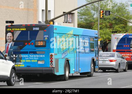 Transports publics à Tucson AZ avec emballage publicitaire coloré couvrant les côtés et le dos. Banque D'Images