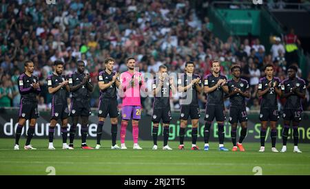 Mannschaft steht auf dem Platz wegen Schweigeminute Leroy Sane du Bayern Muenchen Noussair Mazraoui du FC Bayern Muenchen Dayot Upamecano du FC Bayern Muenchen Leon Goretzka du Bayern Muenchen Sven Ulreich du FC Bayern Muenchen Joshua Kimmich du Bayern Muenchen min Jae Kim du Harry Kane Bayern Muenchen Kingsley Coman du Bayern Muenchen Jamal Musiala du Bayern Muenchen Alphonso Davies du Bayern Muenchen BRÊME, ALLEMAGNE - 18 AOÛT : match de Bundesliga entre le SV Werder Bremen et le FC Bayern MŸnchen au Wohninvest Weserstadion le 18 août 2023 à Brême, Allemagne. Fussball 1 Banque D'Images