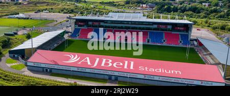 Stade de rugby AJ Bell au bord d'une rivière. Photo aérienne. Banque D'Images
