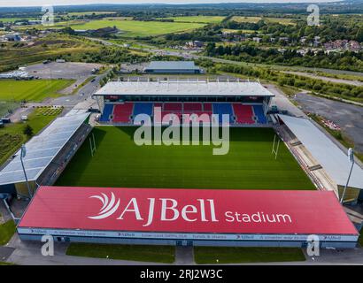 Stade de rugby AJ Bell au bord d'une rivière. Photo aérienne. Banque D'Images