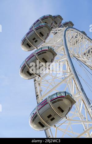 Londres, Royaume-Uni - 28 juillet 2023 ; vue du London Eye depuis le dessous des capsules passagers contre le ciel bleu Banque D'Images