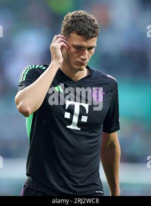 Auf der Ersatzbank Benjamin Pavard du Bayern Muenchen BRÊME, ALLEMAGNE - 18 AOÛT : match de Bundesliga entre le SV Werder Bremen et le FC Bayern MŸnchen au Wohninvest Weserstadion le 18 août 2023 à Brême, Allemagne. Fussball 1. Bundesliga saison 2023 / 2024 Werder Bremen - FC Bayern MŸnchen © diebilderwelt / Alamy stock Banque D'Images