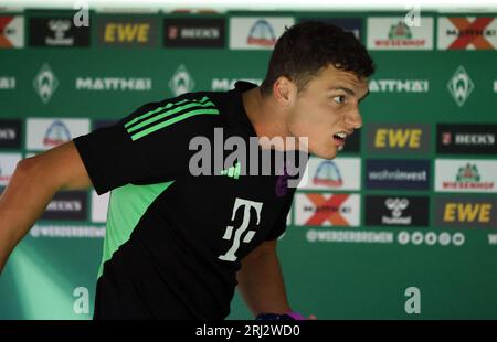 Auf der Ersatzbank Benjamin Pavard du Bayern Muenchen BRÊME, ALLEMAGNE - 18 AOÛT : match de Bundesliga entre le SV Werder Bremen et le FC Bayern MŸnchen au Wohninvest Weserstadion le 18 août 2023 à Brême, Allemagne. Fussball 1. Bundesliga saison 2023 / 2024 Werder Bremen - FC Bayern MŸnchen © diebilderwelt / Alamy stock Banque D'Images