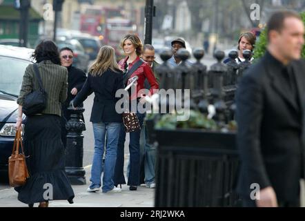 Delta Goodrem quitte son hôtel à Londres avec l'ancien musicien de Westlife Brian McFadden (à l'extrême droite) photo James Boardman. Banque D'Images