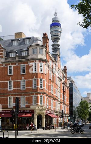 Londres, Royaume-Uni - 29 juillet 2023 ; scène de rue de PRET A manger et BT Tower au carrefour de Great Portland Street et New Cavendish Street Banque D'Images