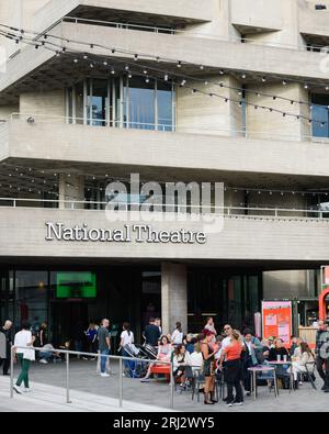 Londres, Royaume-Uni - 28 juillet 2023 ; foule au National Theatre à Londres lors d'une soirée d'été avec le nom du lieu Banque D'Images