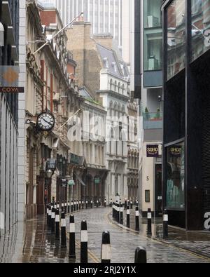 Londres, Royaume-Uni - 30 juillet 2023 ; pluie sur la route mouillée sur Throgmorton Street dans la ville de Londres Banque D'Images