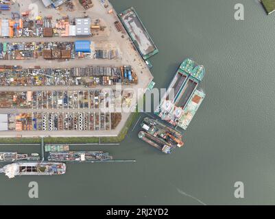 Harbor Haven : Symphonie aérienne du quai de Moerdijk et de la magie maritime Banque D'Images