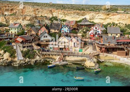 Mellieha, Malte - 12 février 2022 : sur les rives de la baie d'Anchor se trouve le village de tournage construit pour le film Popeye de 1980. Banque D'Images