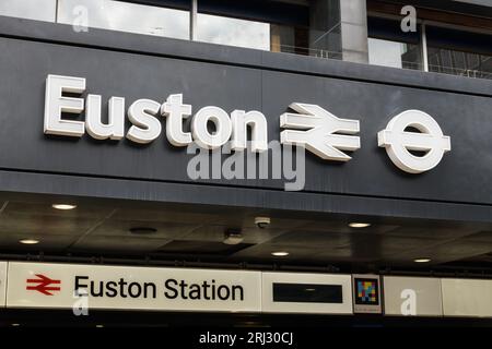 Londres, Royaume-Uni - 29 juillet 2023 ; panneau pour London Euston Railway and Underground Interchange Banque D'Images