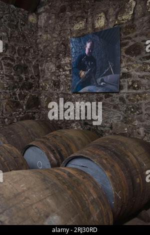 Barils de whisky et une photo de fût en train de se remplir dans un entrepôt à la distillerie Royal Lochnagar sur Royal Deeside Banque D'Images