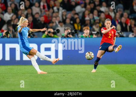 Sydney, Australie. 20 août 2023. Chloe Kelly d'Angleterre et Ona Batlle d'Espagne lors de la finale de la coupe du monde féminine de la FIFA 2023 entre l'Espagne féminine et l'Angleterre féminine au Stadium Australia, Sydney, Australie le 20 août 2023. Photo de Richard Nicholson. Usage éditorial uniquement, licence requise pour un usage commercial. Aucune utilisation dans les Paris, les jeux ou les publications d'un seul club/ligue/joueur. Crédit : UK Sports pics Ltd/Alamy Live News Banque D'Images