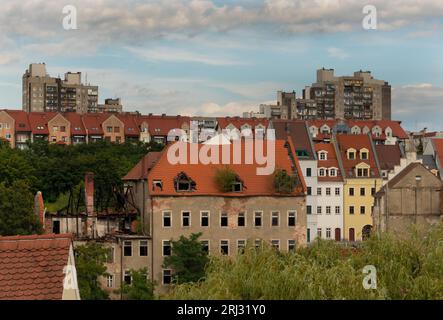 Zgorzelec, Pologne. 08 août 2023. 08.08.2023, Zgorzelec. Vue de la rive allemande de la rivière Neisse sur différentes maisons à Zgorzelec. Certains bâtiments sont vieux mais rénovés, d'autres sont des immeubles de grande hauteur. Une grande maison au premier plan est vide. Zgorzelec est le voisin polonais de la ville allemande de Goerlitz, sur l'autre rive de la rivière Neisse. Crédit : Wolfram Steinberg/dpa crédit : Wolfram Steinberg/dpa/Alamy Live News Banque D'Images