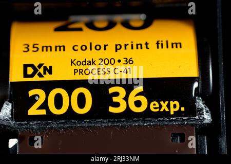 Gizeh, Égypte, août 12 2023 : film en rouleau d'impression couleur Kodak 35 mm, film photographique enroulé en bobine avec trous de pignon de format 35 mm caractéristiques pour l'ancien r Banque D'Images