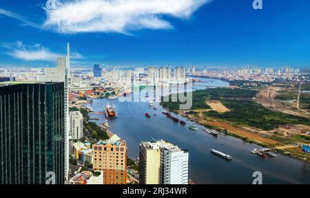 Ho Chi Minh ville, Vietnam - décembre 9. 2015 : vue panoramique depuis la tour bitexo du capitole vietnamien avec la rivière Saigon, gratte-ciel Banque D'Images