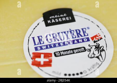 Viersen, Allemagne - juillet 9. 2023 : gros plan du paquet swiss le Gruyere fromage à pâte dure Banque D'Images