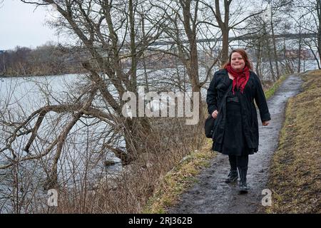 Femme marchant sur parth dans le parc pendant l'hiver Banque D'Images