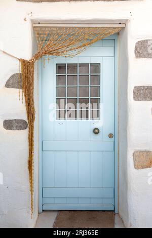 Porte traditionnelle en bois au village pittoresque de Marpissa sur l'île de Paros, îles des Cyclades, Grèce, Europe. Banque D'Images