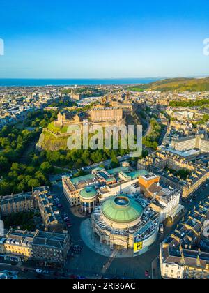 Vue aérienne du château d'Édimbourg et de l'Usher Hall, du traverse Theatre et du Royal Lyceum Theatre, Édimbourg, Écosse, Royaume-Uni Banque D'Images