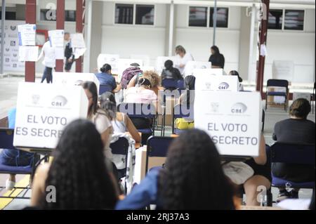 Guayaquil, Équateur. 20 août 2023. (INT) voter pendant les élections en Équateur. 20 août 2023, Guayaquil, Équateur : les Équatoriens exercent leur droit de vote dans différentes parties des universités et collèges de Guayaquil lorsqu'ils votent pour élire un nouveau président pour le pays. Crédit : Alejandro Baque/Thenews2 (photo : Alejandro Baque/Thenews2/Zumapress) (image de crédit : © Alejandro Baque/TheNEWS2 via ZUMA Press Wire) À USAGE ÉDITORIAL SEULEMENT! Non destiné à UN USAGE commercial ! Banque D'Images