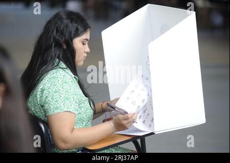 Guayaquil, Équateur. 20 août 2023. (INT) voter pendant les élections en Équateur. 20 août 2023, Guayaquil, Équateur : les Équatoriens exercent leur droit de vote dans différentes parties des universités et collèges de Guayaquil lorsqu'ils votent pour élire un nouveau président pour le pays. Crédit : Alejandro Baque/Thenews2 (photo : Alejandro Baque/Thenews2/Zumapress) (image de crédit : © Alejandro Baque/TheNEWS2 via ZUMA Press Wire) À USAGE ÉDITORIAL SEULEMENT! Non destiné à UN USAGE commercial ! Banque D'Images