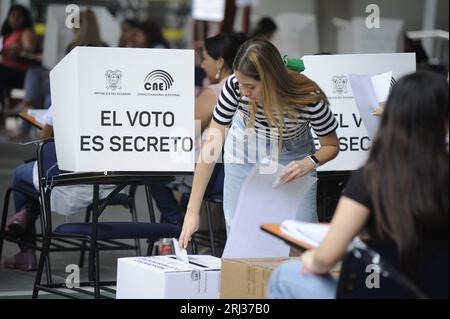 Guayaquil, Équateur. 20 août 2023. (INT) voter pendant les élections en Équateur. 20 août 2023, Guayaquil, Équateur : les Équatoriens exercent leur droit de vote dans différentes parties des universités et collèges de Guayaquil lorsqu'ils votent pour élire un nouveau président pour le pays. Crédit : Alejandro Baque/Thenews2 (photo : Alejandro Baque/Thenews2/Zumapress) (image de crédit : © Alejandro Baque/TheNEWS2 via ZUMA Press Wire) À USAGE ÉDITORIAL SEULEMENT! Non destiné à UN USAGE commercial ! Banque D'Images