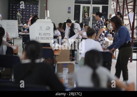 Guayaquil, Équateur. 20 août 2023. (INT) voter pendant les élections en Équateur. 20 août 2023, Guayaquil, Équateur : les Équatoriens exercent leur droit de vote dans différentes parties des universités et collèges de Guayaquil lorsqu'ils votent pour élire un nouveau président pour le pays. Crédit : Alejandro Baque/Thenews2 (photo : Alejandro Baque/Thenews2/Zumapress) (image de crédit : © Alejandro Baque/TheNEWS2 via ZUMA Press Wire) À USAGE ÉDITORIAL SEULEMENT! Non destiné à UN USAGE commercial ! Banque D'Images