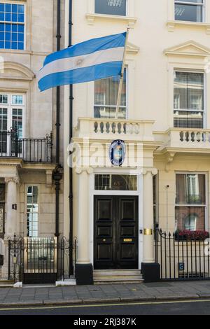 Londres, Royaume-Uni - 30 juillet 2023 ; façade et porte de l'ambassade d'Argentine à Londres avec drapeau national Banque D'Images