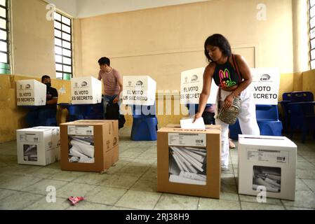 Guayaquil, Équateur. 20 août 2023. (INT) voter pendant les élections en Équateur. 20 août 2023, Guayaquil, Équateur : les Équatoriens exercent leur droit de vote dans différentes parties des universités et collèges de Guayaquil lorsqu'ils votent pour élire un nouveau président pour le pays. Crédit : Alejandro Baque/Thenews2 (photo : Alejandro Baque/Thenews2/Zumapress) (image de crédit : © Alejandro Baque/TheNEWS2 via ZUMA Press Wire) À USAGE ÉDITORIAL SEULEMENT! Non destiné à UN USAGE commercial ! Banque D'Images