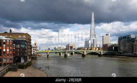 Londres, Royaume-Uni - 28 juillet 2023 ; le pont Shard et Southwark traverse la Tamise le jour d'été Banque D'Images
