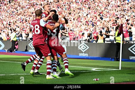 Londres, Royaume-Uni. 20 août 2023. Nayef Aguard de West Ham Utd célèbre avec ses coéquipiers après avoir marqué le 1e but de son équipe. Match de Premier League, West Ham Utd v Chelsea au London Stadium, Queen Elizabeth Olympic Park à Londres le dimanche 20 août 2023. Cette image ne peut être utilisée qu'à des fins éditoriales. Usage éditorial seulement photo de Sandra Mailer/Andrew Orchard photographie sportive/Alamy Live News crédit : Andrew Orchard photographie sportive/Alamy Live News Banque D'Images