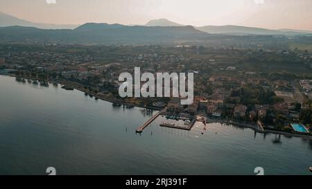 Une vue aérienne de la ville pittoresque de Bardolino, sur le lac italien de Garde avec la ville de Vérone et le port de Cisano dans le Banque D'Images